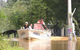 Người dân chưa thể về nhà sau lũ lớn