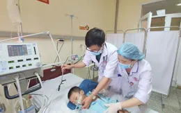 Nghĩ con kêu đau đầu vì lười học, bố mẹ tá hỏa khi trẻ hôn mê trên lớp