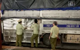 Quảng Ngãi: Tạm giữ 3 tấn đường nghi nhập lậu