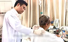 Tóc quấn vào máy tạo ren sát, người phụ nữ bị lột toàn bộ da đầu và nửa mặt