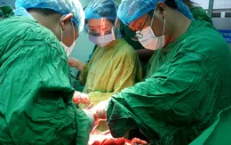 Dốc sức cứu hai mẹ con sản phụ bị nhau cài răng lược thể hiếm gặp
