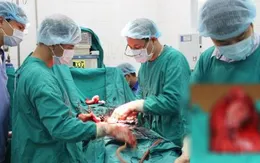 Bác sĩ tuyến huyện mổ cắt khối u xơ hơn 5kg