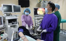 Hai khối bã thức ăn "khổng lồ" do dùng thuốc dạng bột ăn cùng hồng ngâm