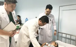 Ngã từ trên cây xuống, bé 6 tuổi bị vỡ gan