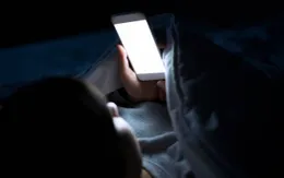 Người đàn ông bị đột quỵ mắt do dùng điện thoại trong bóng tối