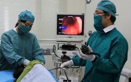 Nhập viện cấp cứu vì uống thuốc nuốt luôn... răng giả