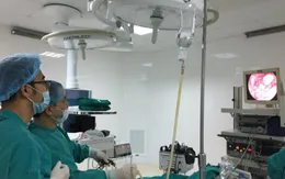 Vừa lọt lòng mẹ, bé sơ sinh phải phẫu thuật sửa thoát vị hoành