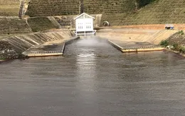 Vì sao nước ở sông Ngàn Trươi, Hà Tĩnh có màu đỏ bất thường?