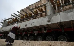 Di chuyển nhà thờ cổ nặng 1.700 tấn bằng xe tải 256 bánh