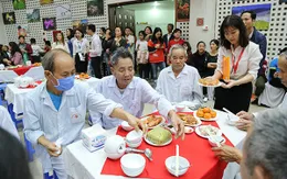 Ấm lòng những bữa ăn nhân ái cho người bệnh trong dịp Tết