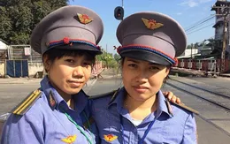 2 nhân viên gác chắn dũng cảm quên mình cứu cụ bà thoát chết trong gang tấc được nhận thư khen