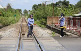 Khen thưởng 2 nữ nhân viên đường sắt cứu người