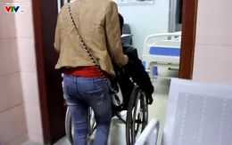 Thương cảm người đàn ông ngồi xe lăn cùng vợ đi tìm cơ hội có con