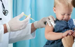 Cha mẹ lo ngại tiêm vaccine cho con do thông tin sai lệch