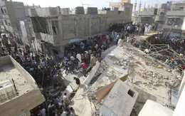 Tìm kiếm người mắc kẹt trong vụ sập nhà ở Pakistan