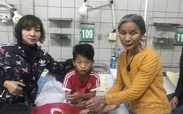 Tình cảnh đáng thương của bé trai bị hoại tử ngón tay do rắn hổ mang cắn