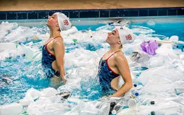 Biểu diễn trong hồ rác thải, cặp đôi vô địch bơi nghệ thuật thế giới kêu gọi bảo vệ môi trường