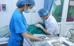 Mí mắt chảy máu không ngừng chỉ vì đi làm đẹp
