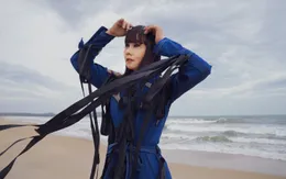 Hoa hậu Hằng Nguyễn diện đồ “country rock” tự thiết kế dạo biển Quy Nhơn