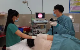 Cô gái trẻ nuốt luôn... xiên que khi ăn thịt nướng