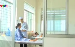 Hy hữu nuốt luôn hàm răng giả trong lúc ăn sáng