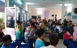 Người dân Đà Nẵng chen lấn tiêm vaccine cho con