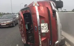 Lật xe trên cao tốc Hải Phòng - Hạ Long, 3 người bị thương