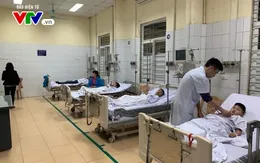 Hải Dương: Hàng chục học sinh nhập viện cấp cứu do ăn nhầm bột thông bồn cầu