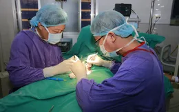 Nam sinh viên vỡ nát tinh hoàn khi đá bóng