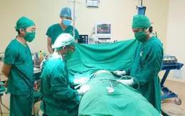 Chèn khung kim loại nâng ngực lõm bẩm sinh cho thiếu niên 15 tuổi