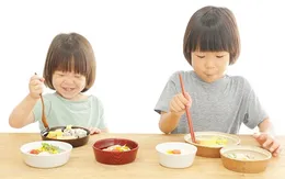 Dinh dưỡng hợp lý cho trẻ thời tiết nắng nóng