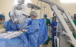 Sử dụng kính hiển vi hiện đại nhất Việt Nam để mổ thoát vị đĩa đệm