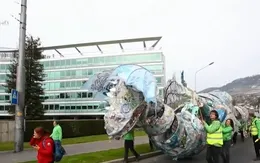 Các nhà hoạt động môi trường yêu cầu Nestle hạn chế nhựa sử dụng 1 lần