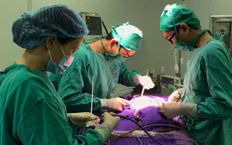 Vừa lọt lòng mẹ, bé sơ sinh 1 ngày tuổi phải lên bàn mổ vì teo thực quản