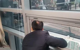 Nghị sĩ Hàn Quốc bị đối thủ nhốt trong phòng làm việc 6 tiếng