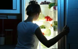 Vì sao không nên ăn tối muộn?