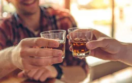 Uống rượu đều đặn không có tác dụng chống đột quỵ