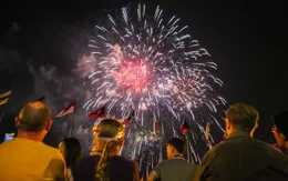 Pháo hoa rực sáng chào mừng 44 năm thống nhất đất nước
