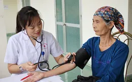 Đo huyết áp miễn phí cho người dân tại Quảng Ninh