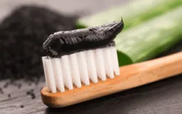 Đánh răng bằng than hoạt tính không giúp trắng răng