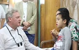 Niall Kirkpatrick - Chuyên gia hàng đầu châu Âu về tạo hình sọ mặt làm việc và đào tạo tại Bệnh viện Hồng Ngọc