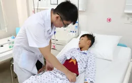 Bị ngã lúc tập xe đạp, bé trai 8 tuổi bị vỡ ruột non