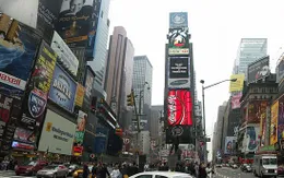 New York cấm quảng cáo đồ uống có cồn trên các tài sản sở hữu công