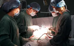 Mổ tối khẩn cứu bệnh nhân bị 5 vết dao đâm thấu ngực, thủng tim