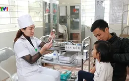 Thời tiết thất thường, người dân đi tiêm vaccine phòng cúm mùa