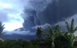 Núi lửa Sinabung tiếp tục phun trào