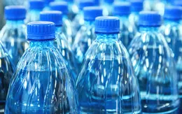 Uống nước đóng chai nhiều làm tăng lượng vi nhựa đưa vào cơ thể