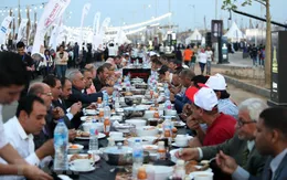 Kỷ lục bàn tiệc dài hơn 3km