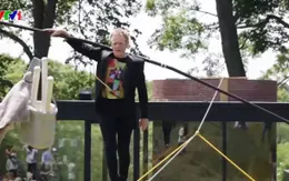 Thót tim với màn biểu diễn đi trên dây của nghệ sỹ 69 tuổi