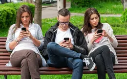 Dùng điện thoại quá nhiều khiến gai mọc nối dài ở sọ